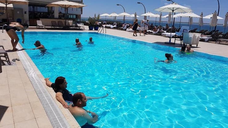 עוד יום חופש למשפחה? ישראלים מבלים בבריכה במלון