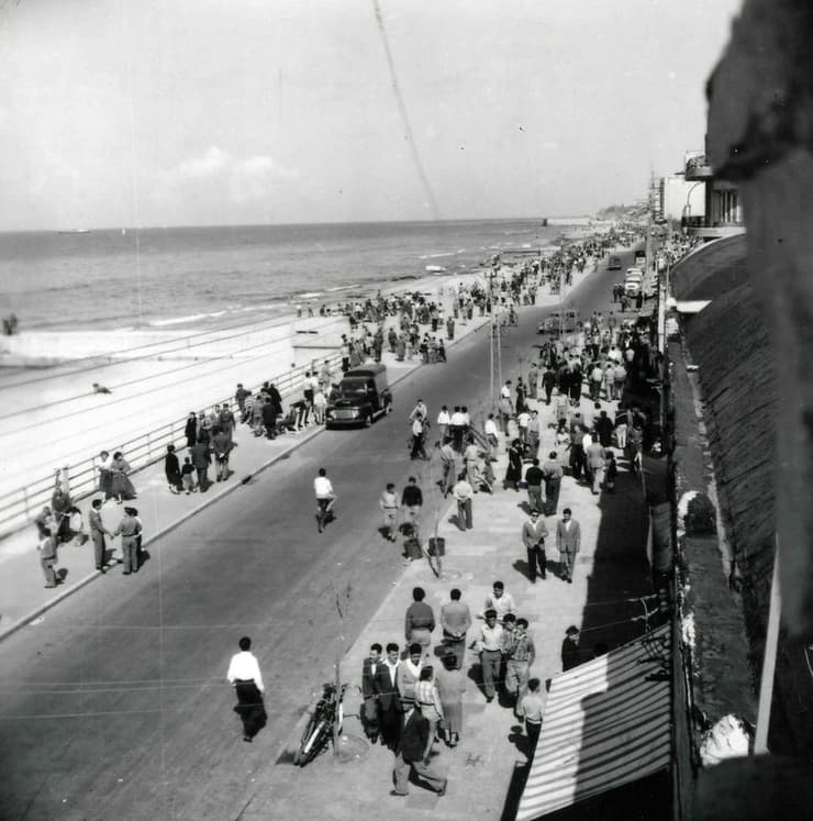יום העצמאות היה מאז ומעולם יום של ים. תל אביב, 1958
