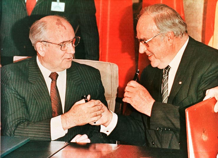 גורבצ'וב לצד נשיא גרמניה לשעבר הלמוט קוהל ב-1990