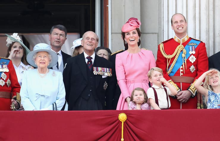 עם המשפחה המורחבת, כולל הנסיך פיליפ והדוכסים וויליאם וקייט, ב-2017