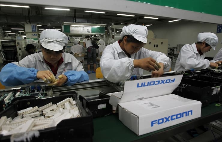 עובדים במפעל פוקסקון בסין. ארכיון