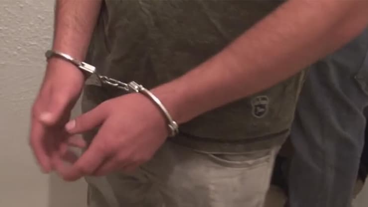 נעצר מחוץ לחנות אחרי הדקירות