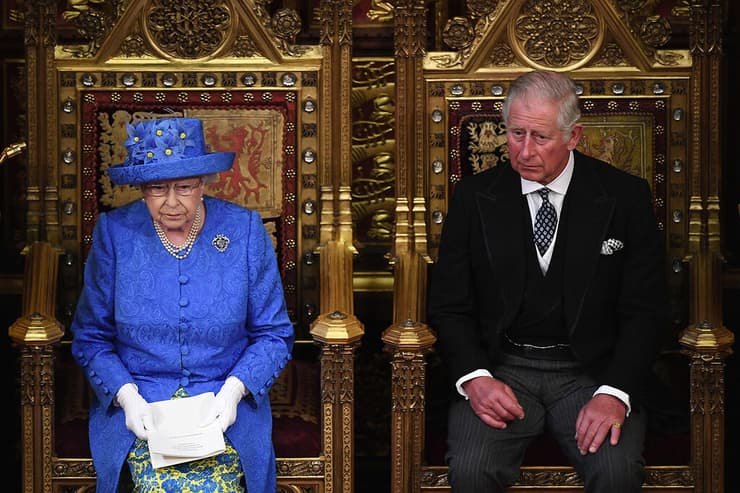 אליזבת השנייה מופיעה פחות בציבור. המלכה והנסיך