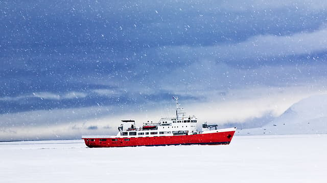 ספינה שטה באוקיינוס הארקטי
