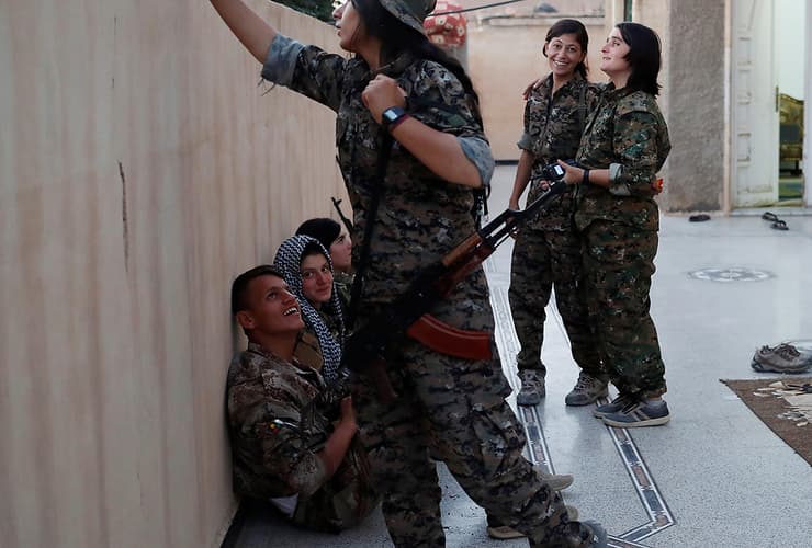 הלוחמים הכורדים. הודות ללחץ הישראלי ארה"ב נשארה בסוריה והכורדים שולטים ברבע משטחה של סוריה