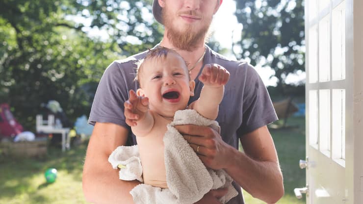 מאי נותרה לגדול אצל אב מוכה יגון. אילוסטרציה (צילום: shutterstock) מאי נותרה לגדול אצל אב מוכה יגון. אילוסטרציה