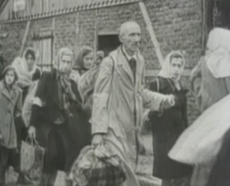 יהודים צרפתים מובלים למחנות ריכוז על ידי החיילים הנאצים