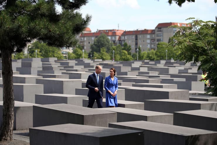 הדוכס וויליאם והדוכסית קייט מסיירים באנדרטה במהלך ביקור בגרמניה