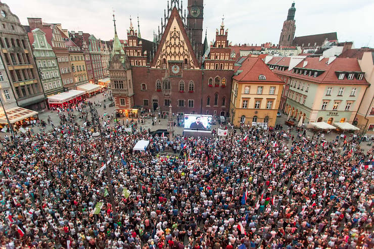 הפולנים מפגינים נגד המהפכה המשפטית ב-2017. כשחשבו שניצחו - היא הושלמה
