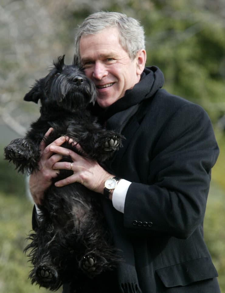 ג'ורג' בוש הבן עם הכלב ברני