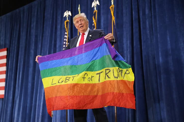 טראמפ מניף את דגל הגאווה ב-2016. כמועמד ניסה להציג עצמו אז כידידותי לקהילה, היום הוא מאמץ טון אחר 