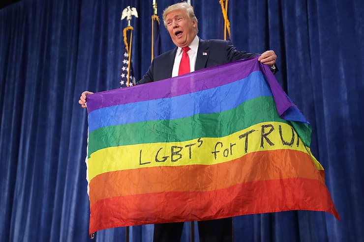 הנשיא טראמפ עם דגל הגאווה. "איך הומו יכול להצביע לרפובליקנים?"