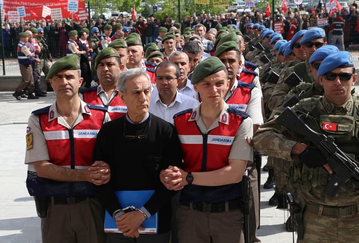 הנאשמים מובלים לבית הדין באנקרה עם פתיחת משפטם, באוגוסט 2017. בתמונה: מפקד חיל האוויר הטורקי לשעבר אקין אוזטורק, שגם הואשם בקשר