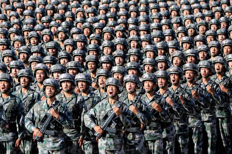 חיילים סינים במצעד צבאי ב-2017. היכולות הצבאיות חוזקו, בין היתר לצורך משימה עתידית לכיבוש טייוואן