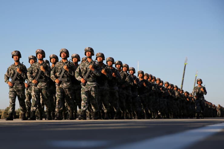 חיילים סינים במצעד צבאי ב-2017. היכולות פותחו במיוחד כדי לאפשר פלישה לטייוואן 