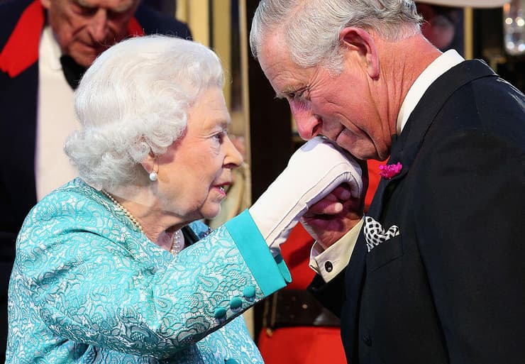 הנסיך כבר בן 73. צ'רלס עם אמו המלכה בת ה-95