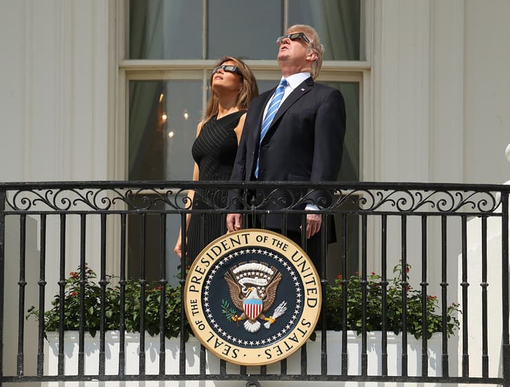 הזוג הנשיאותי צופה בליקוי חמה בבית הלבן באוגוסט 2017