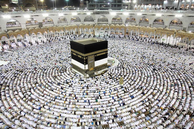 מוסלמים מקיפים את האבן הקדושה במכה