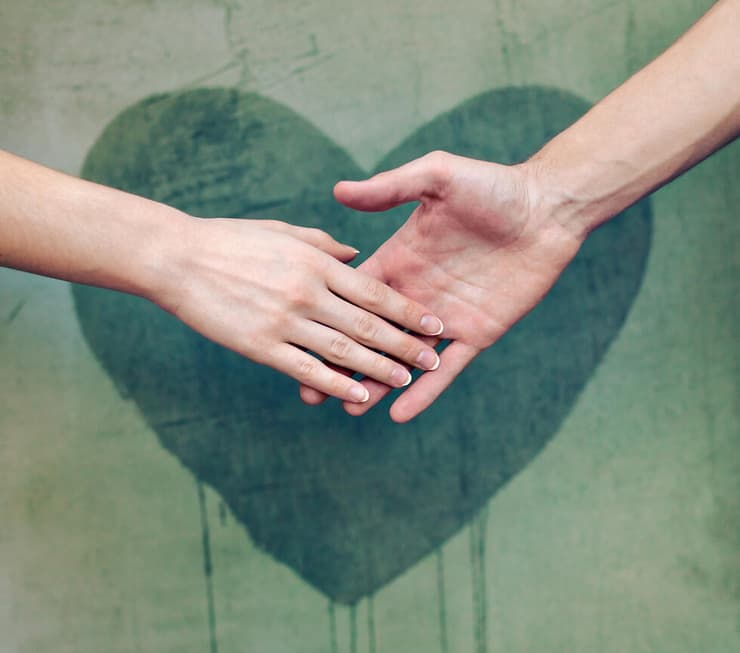 מחקרים מראים שמגע מפעם לפעם גורם לשחרור האוקסיטוצין, הורמון האהבה