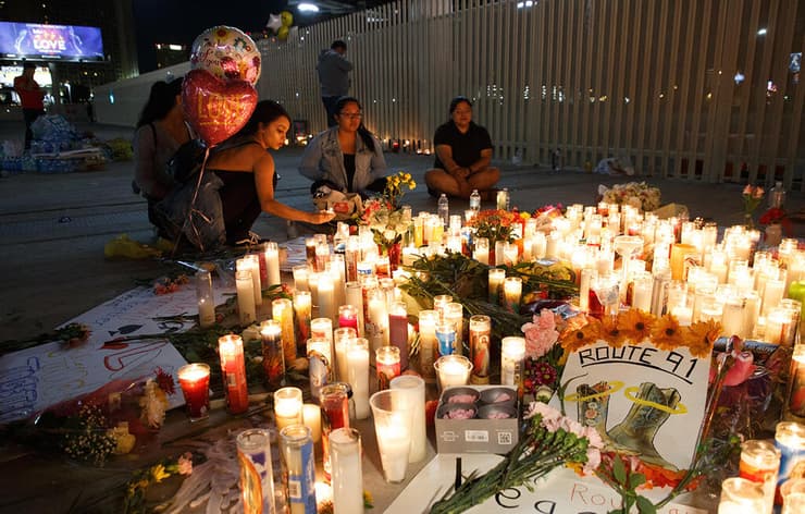 מדליקים נרות בנבאדה, אחרי הטבח שבו נרצחו 60 בני אדם בפסטיבל מוזיקה ב-2016