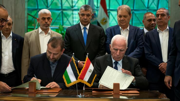 חתימה על הסכם פיוס בין חמאס לפתח במצרים, בשנת 2017