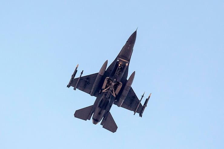 F-16 אמריקני. 8 מטוסי קרב הפציצו מחסני נשק של מיליציות פרו-איראניות בסוריה, והנקמה לא איחרה לבוא
