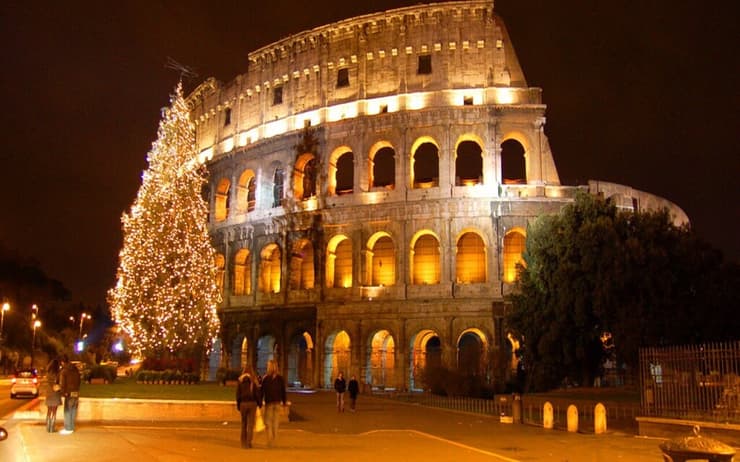 הקולוסיאום מתקשט לקראת החג בשנים קודמות. רומא