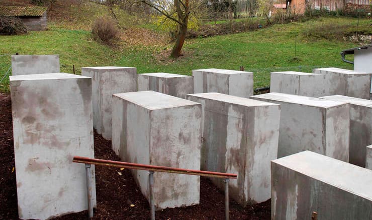 "אנדרטת השואה" מחוץ לביתו של הקה