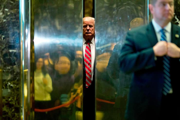 טראמפ במעלית במגדל שלו במנהטן, 2017. מצעד מול המצלמות