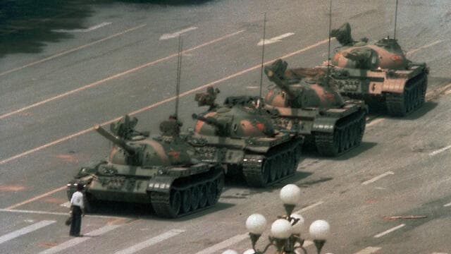 יש דימיון? "איש הטנק" בהפגנות בכיכר טיאננמן שבבייג'ינג, 1989 