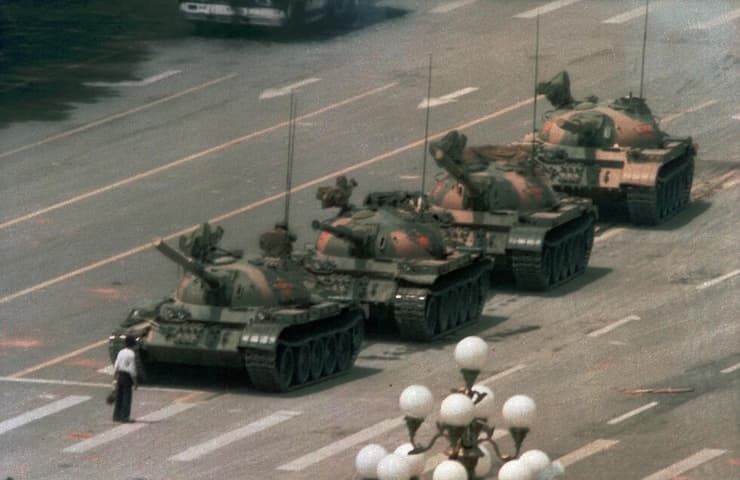 התמונה המקורית מ-1989. הטנקים הוחלפו בברווזי ענק ברשתות החברתיות כדי לעקוף את הצנזורה הסינית