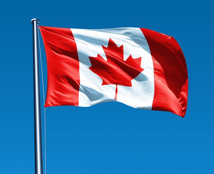 עלה מייפל אדום מעטר את דגל קנדה