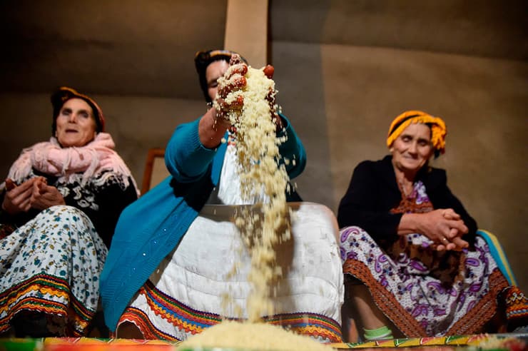 נשים מכינות קוסקוס באלג'יר