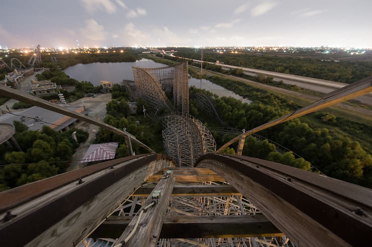 תחילת הירידה הגדולה. רכבת הרים שכבר לא בשימוש, בפארק השעשועים בלואיזיאנה (צילום: דיוויד דה רואדה) תחילת הירידה הגדולה. רכבת הרים שכבר לא בשימוש, בפארק השעשועים בלואיזיאנה