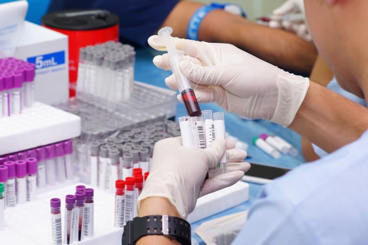 בדיקת דם יכולה לגלות את נוכחות המחלה בגוף