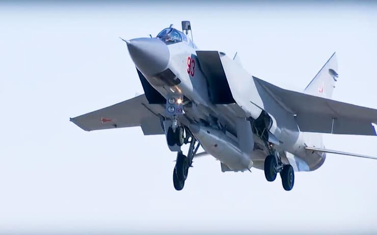 טיל קינז'אל רוסי, מורכב על גבי מיג 31. פוטין הכריז עליו כבר ב-2018: "בלתי ניתן ליירוט"