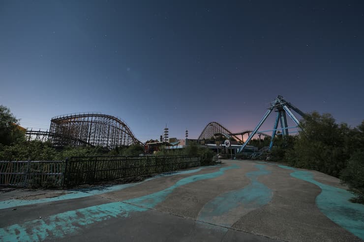 פעם היה פה שמח וצבעוני (צילום: דיוויד דה רואדה) נסיעה לילית, פארק שעשועים בלואיזיאנה