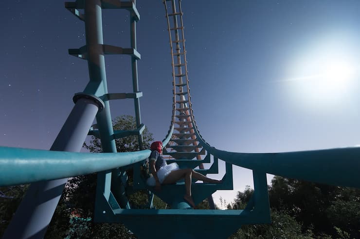 מחכה על הפסים בפארק השעשועים הנטוש בלואיזיאנה (צילום: דיוויד דה רואדה) נסיעה לילית, פארק שעשועים בלואיזיאנה