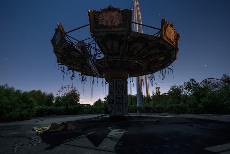מסע אמריקני קצת אחר: מתקן הכסאות המעופפים בפארק השעשועים הנטוש. לואיזיאנה (צילום: דיוויד דה רואדה) נסיעה לילית, פארק שעשועים בלואיזיאנה