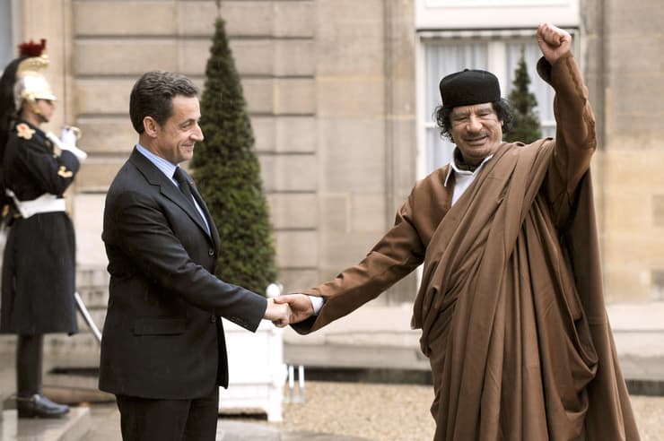 נשיא צרפת ניקולא סרקוזי עם שליט לוב מועמר קדאפי
