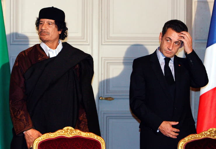 נשיא צרפת ניקולא סרקוזי עם שליט לוב מועמר קדאפי