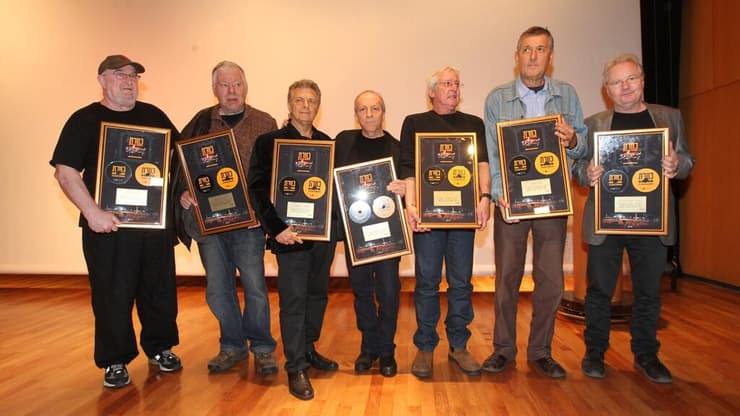 "כוורת הייתה הבסיס לכל מה שבא אחר כך". אלון אולארצ'יק, יוני רכטר, גידי גוב, דני סנדרסון, מאיר פניגשטיין, יצחק קלפטר ז״ל ואפרים שמיר (צילום: רפי דלויה) אלון אולארצ'יק, יוני רכטר, גידי גוב, דני סנדרסון, מאיר פניגשטיין, יצחק קלפטר ואפרים שמיר