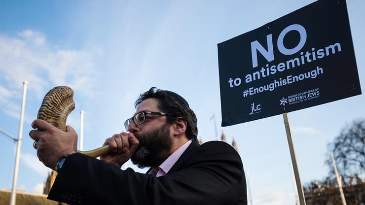 יהודים מפגינים ב לונדון נגד מנהיג הלייבור ג'רמי קורבין