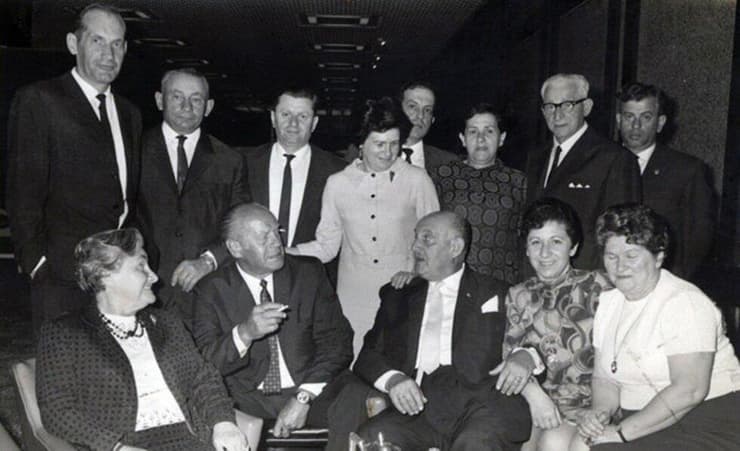 אוסקר שינדלר במהלך ביקורו בארץ יחד עם הניצולים