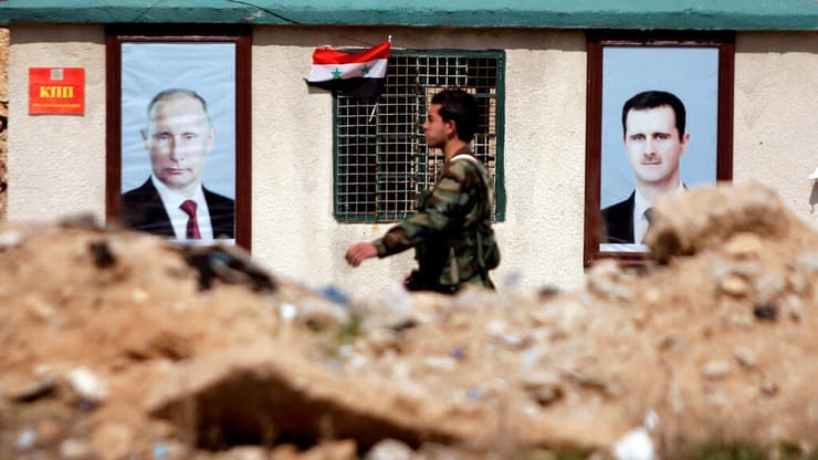 חייל סורי הנאמן לנשיא בשאר אל-אסד נראה מחוץ לגאוטה המזרחית