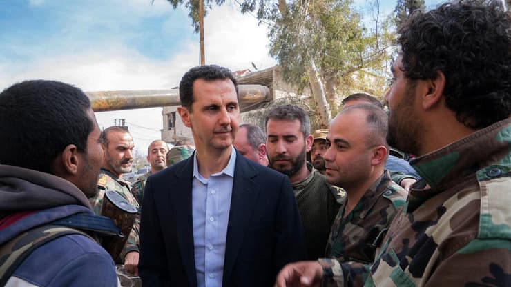 בשאר אסד, נשיא סוריה במזרח רוטה עם חיילים סורים 
