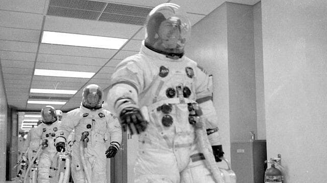 שלושת האסטרונאוטים בדרך לחללית