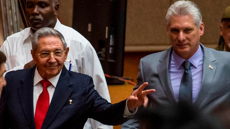 ראול קסטרו עם נשיא קובה הנכנס מיגל דיאס קאנל 