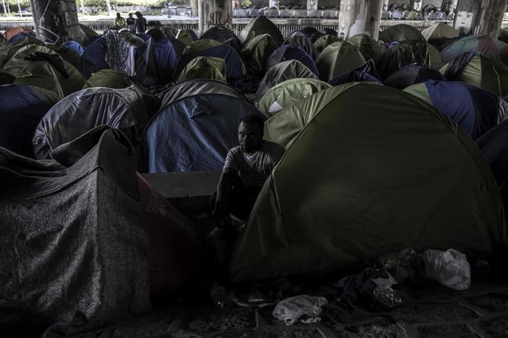 מחנה אוהלים של מבקשי מקלט בפריז