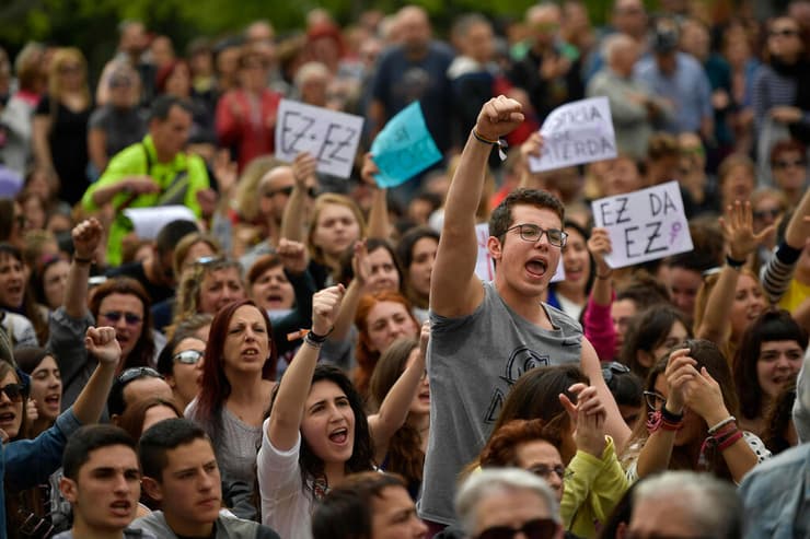 מחאה הפגנה ספרד פמפלונה על החלטה לזכות חמישה גברים מאשמת אונס של אישה